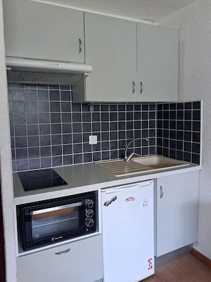 A compact kitchen with a built-in oven, a sink, and a compact refrigerator. - 200m from ski slopes, 7th floor, tv, 24m², Tignes (Tignes)