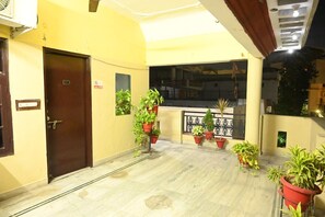 Property grounds - Hotel Vills - Stay in Luxury Guest House (Lucknow)