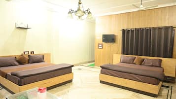 Deluxe Quadruple Room | Laptop workspace, free WiFi