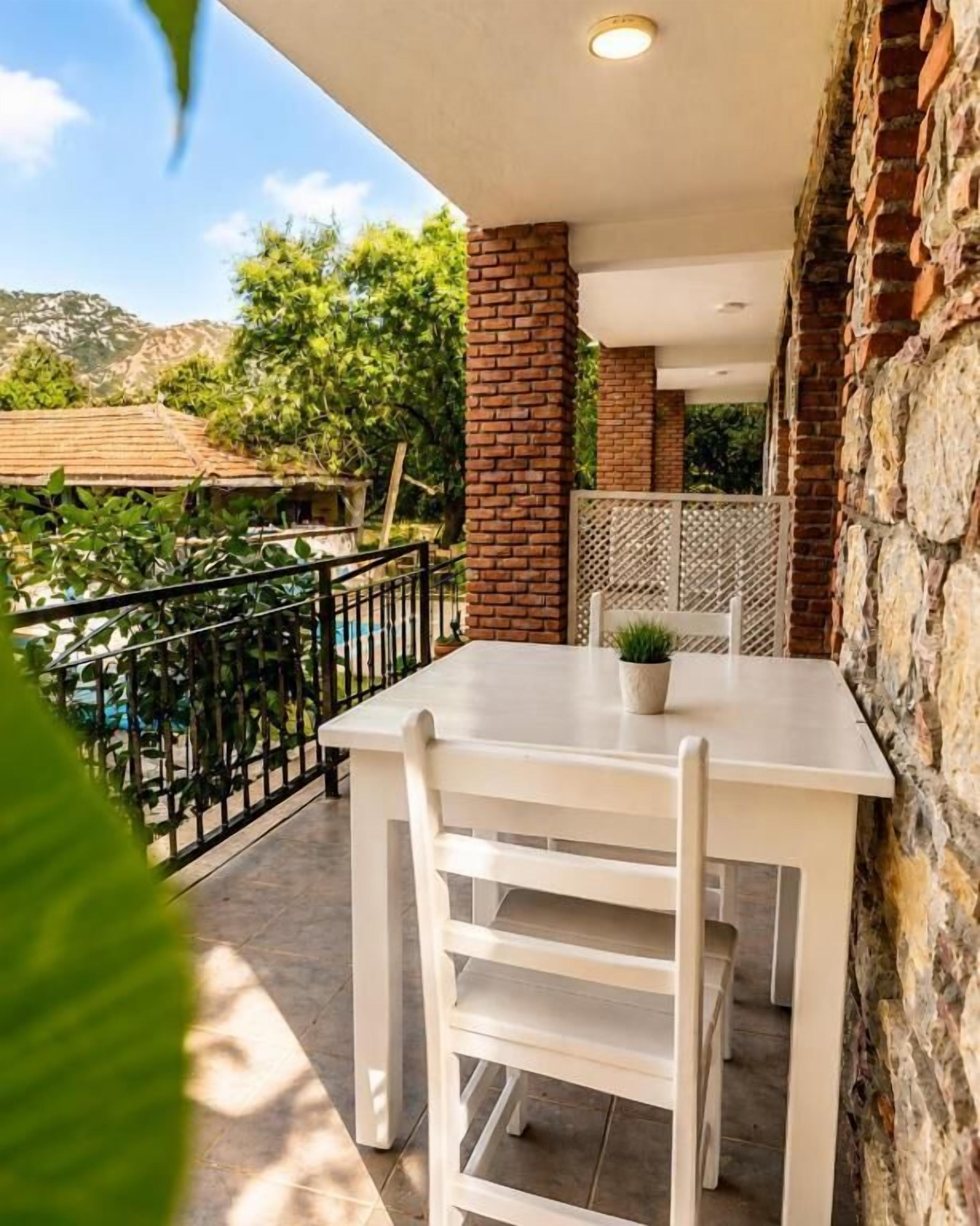 Habitación doble clásica, balcón | Restaurante al aire libre