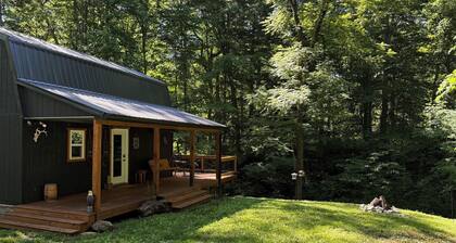 Secluded Cabin in the Woods, Private Nature Retreat Near Greencastle & I-70