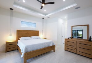 Tabla de planchar con plancha, wifi y ropa de cama 