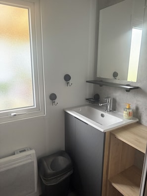 Shower, hair dryer - Mobile home at Les Viviers Campground in Lège-Cap-Ferret (Lège-Cap-Ferret)