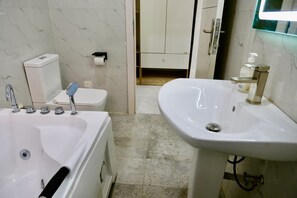 Towels, soap, toilet paper - Perfect 4-bedroom apartment with Starlink and 24/7 Inverter Power in Lekki (Lekki)