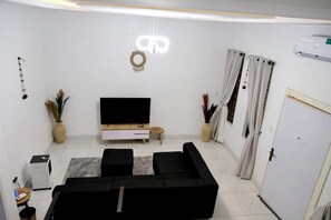 Living area - Perfect 4-bedroom apartment with Starlink and 24/7 Inverter Power in Lekki (Lekki)