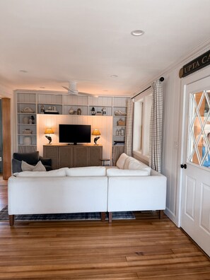 Smart TV, computer monitors, printers - NEW 4BR Coastal Home with AC Steps to Kinney Shores Beach ⭐⭐⭐⭐⭐ (Saco)