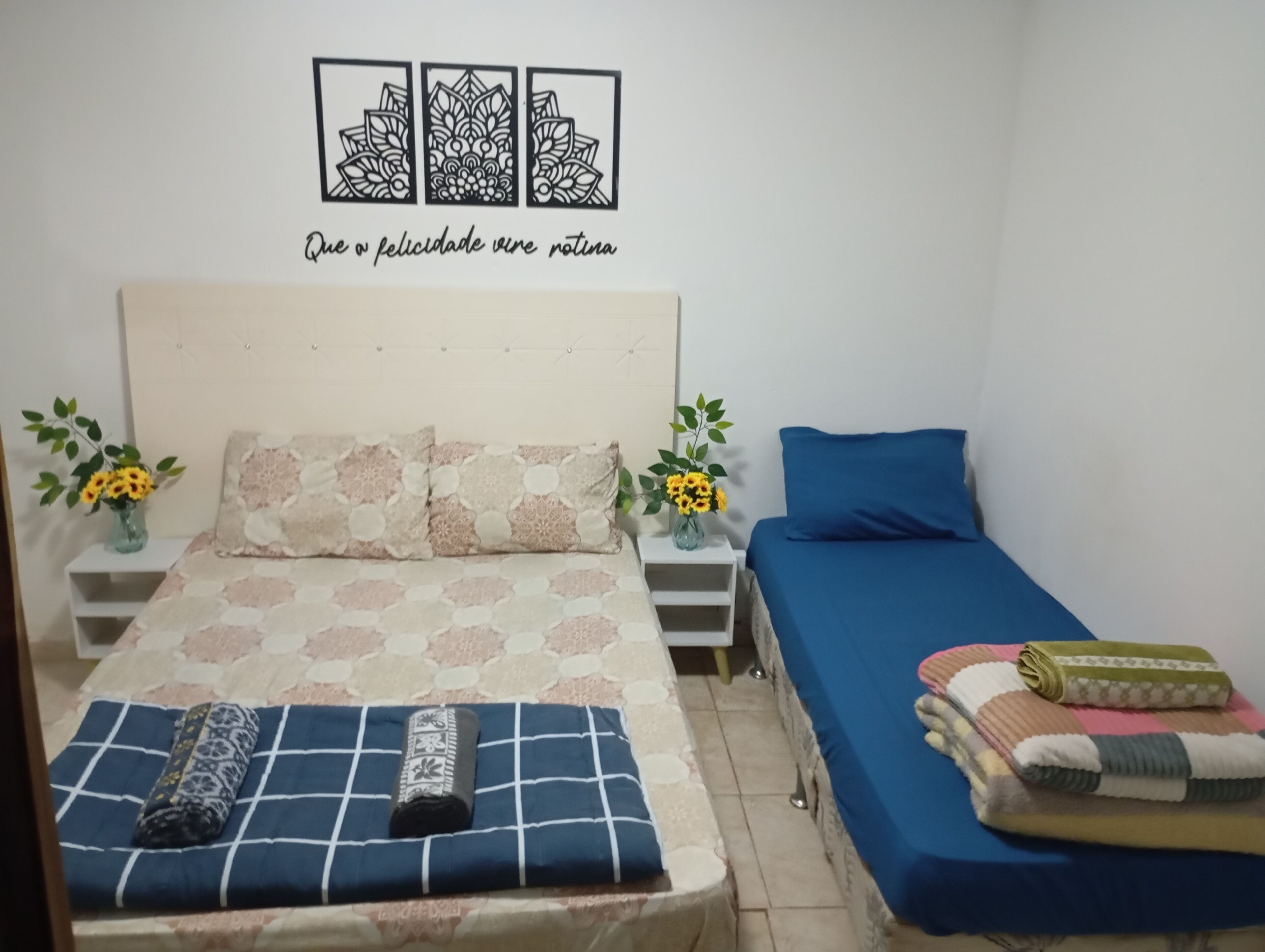 Tabla de planchar con plancha, wifi, ropa de cama