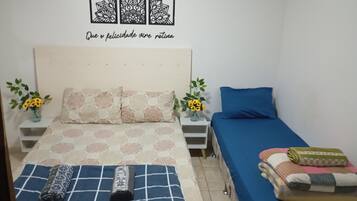 Tabla de planchar con plancha, wifi, ropa de cama