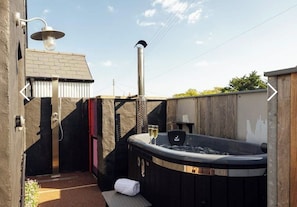 Outdoor spa tub - Luxury Blaen Cottage Private Hot Tub Pembrokeshire (Newport)