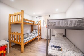 3 bedrooms, WiFi (free), bed sheets