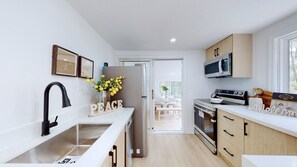 Fridge, microwave, oven, stovetop - Modern Lakefront Escape In Muskoka (Emsdale)