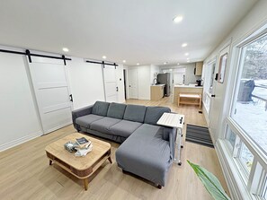 Smart TV - Modern Lakefront Escape In Muskoka (Emsdale)