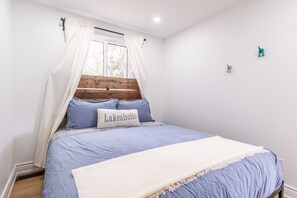 3 bedrooms, free WiFi, bed sheets - Modern Lakefront Escape In Muskoka (Emsdale)