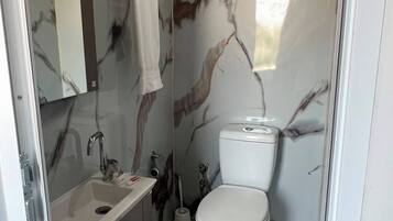 Habitación económica | Baño | Ducha, artículos de higiene personal gratuitos y secador de pelo