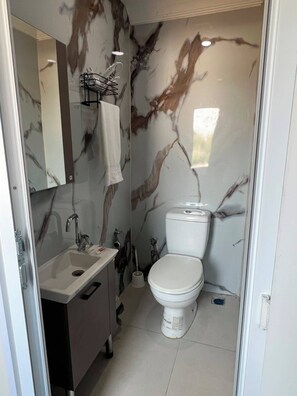 Habitación económica | Baño | Ducha, artículos de higiene personal gratuitos y secador de pelo