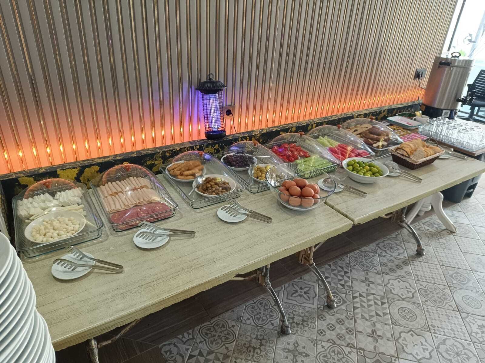 Ein reichhaltiges Buffet mit verschiedenen Speisen und Besteck.