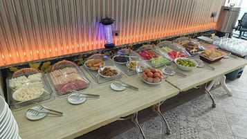 Ein reichhaltiges Buffet mit verschiedenen Speisen und Besteck.