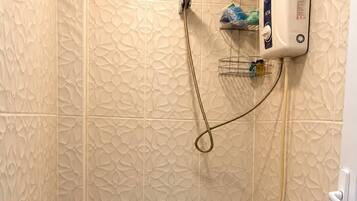 Habitación económica | Baño | Ducha, artículos de higiene personal gratuitos y secador de pelo