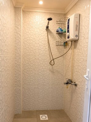 Habitación económica | Baño | Ducha, artículos de higiene personal gratuitos y secador de pelo