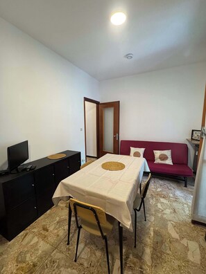 Interior - Magnolia Apartment - Short-Term Rentals in Italy (Borghetto Santo Spirito)