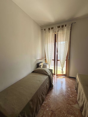 Iron/ironing board, WiFi, bed sheets - Magnolia Apartment - Short-Term Rentals in Italy (Borghetto Santo Spirito)