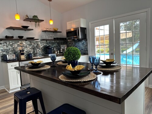  1-bedroom and Loft pool house apartment with private pool /lake Louisville TN