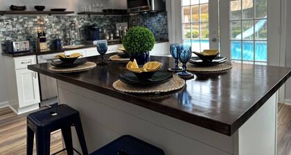 1-bedroom and Loft pool house apartment with private pool /lake Louisville TN
