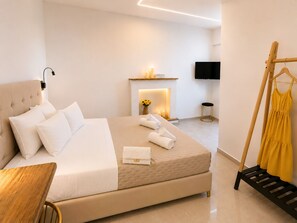 Caja de seguridad en la habitación y espacio para trabajar con laptop 