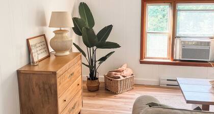 Cozy, spacious home overlooking the brook, 5 min walk to Dancing Goat Cafe.