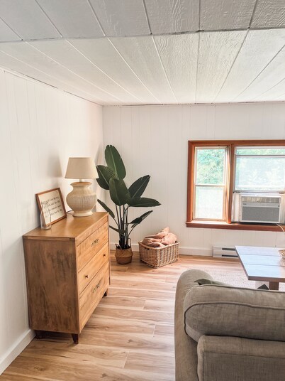 Cozy, spacious home overlooking the brook, 5 min walk to Dancing Goat Cafe.