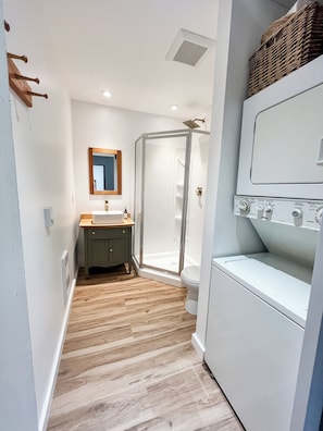 Douche, serviettes fournies, papier toilette