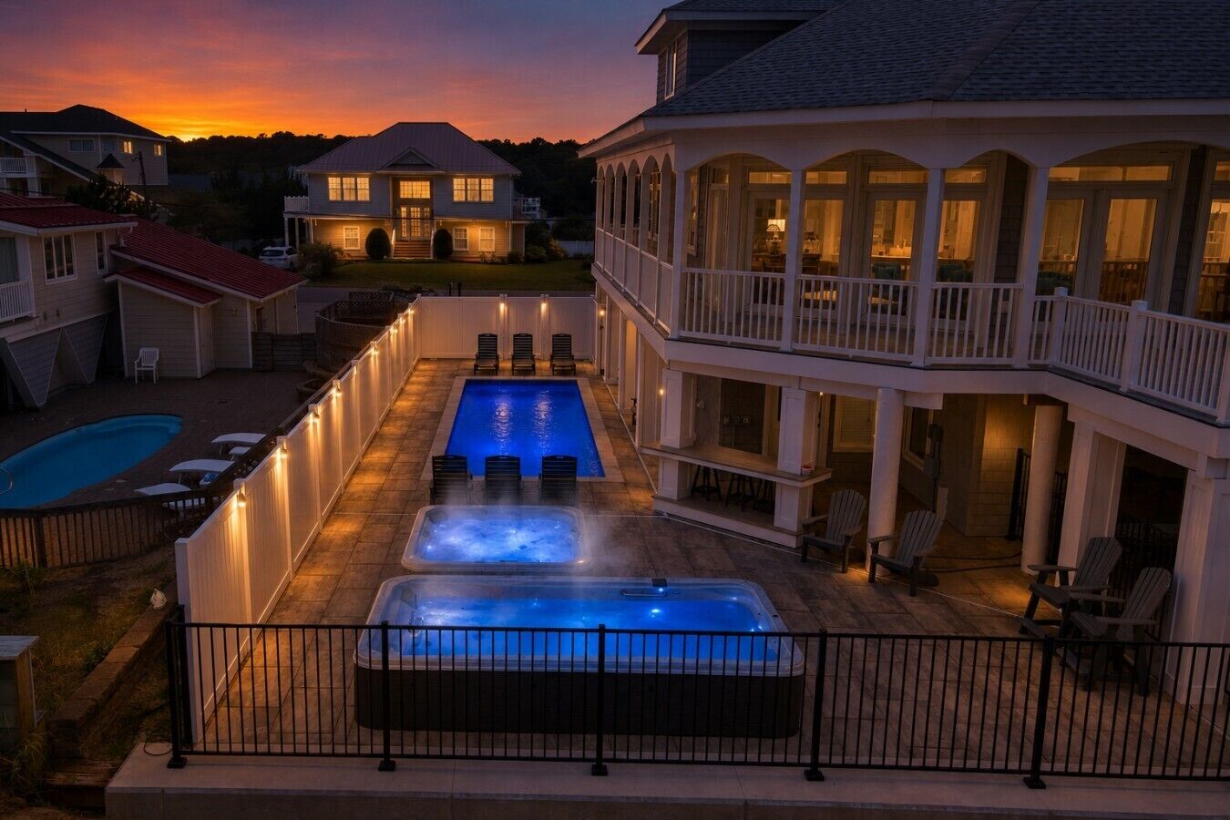 Um imóvel residencial com piscina, banheiras de hidromassagem e um espaço de varanda coberto.