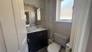Bathroom - En-suite bedroom with use of shared spaces in spacious house in ideal location. (Dublin)