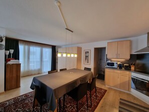 Kühlschrank, Ofen, Geschirrspüler, Kochgeschirr/Geschirr/Besteck