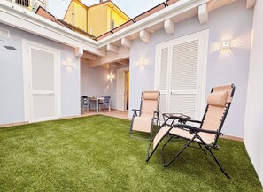 Outdoor dining - Bio-Suite Patio Garden: modern open space 300m from the sea (Viareggio)