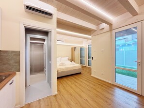 1 bedroom, iron/ironing board, free WiFi, bed sheets - Bio-Suite Patio Garden: modern open space 300m from the sea (Viareggio)
