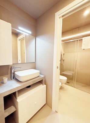 Shower, hair dryer, bidet, towels - Bio-Suite Patio Garden: modern open space 300m from the sea (Viareggio)