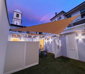 Outdoor dining - Bio-Suite Patio Garden: modern open space 300m from the sea (Viareggio)