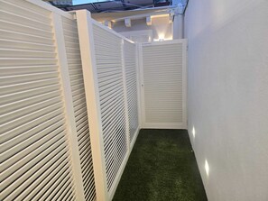 A narrow corridor with white partition walls and a green carpet. - Bio-Suite Patio Garden: modern open space 300m from the sea (Viareggio)