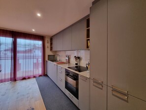 Kühlschrank, Ofen, Geschirrspüler, Kochgeschirr/Geschirr/Besteck