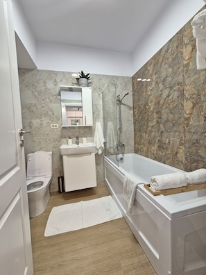 Luxury-Studiosuite, Stadtblick | Badezimmer | Kostenlose Toilettenartikel, Haartrockner, Hausschuhe, Handtücher