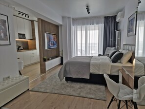 Luxury-Studiosuite, Stadtblick | Zimmersafe, laptopgeeigneter Arbeitsplatz, Verdunkelungsvorhänge