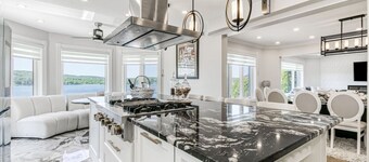 Luxe Lake Front | Sauna | Pool Table | FirePit