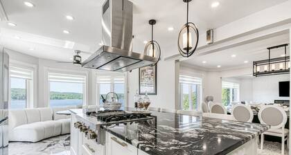 Luxe Lake Front | Sauna | Pool Table | FirePit