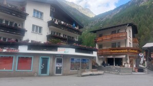 Ein Gebäude mit einer Schilder für 'Verleih Rent' und 'Restaurant Central'.