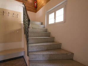 Eine Treppe mit Holzboden und einem Fenster auf der rechten Seite.