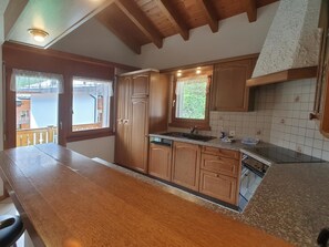Kühlschrank, Ofen, Geschirrspüler, Kochgeschirr/Geschirr/Besteck
