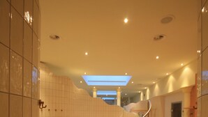 Ein modernes Badezimmer mit Whirlpool, einer Badewanne mit gebogenen Wänden und einer kleinen Hot Tub.