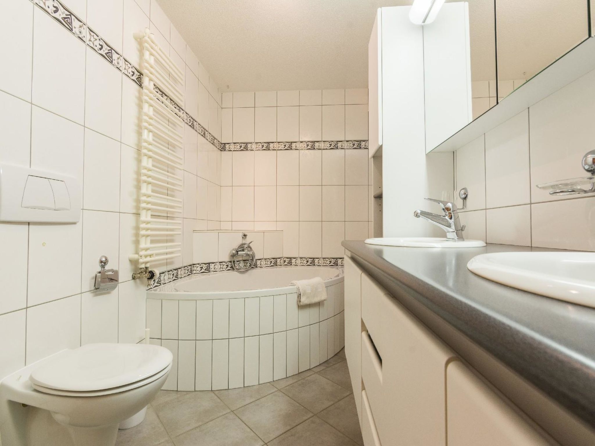 Une salle de bain avec des toilettes, un lavabo et une baignoire.