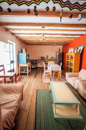 Departamento superior, patio, vista al patio | Área de sala de estar
